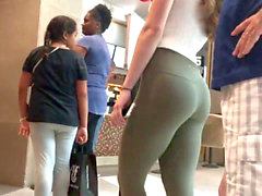 Candid leggings, leggings candid comp, leggings public