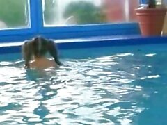 Crazy young girl fucked in the swimming pool - Sunporno